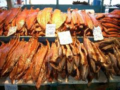 Gerächerter Lachs auf dem Markt in Petropavlosk