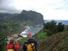 Die Wanderer entdecken am Horizont Porto da Cruz