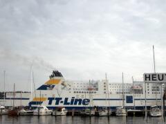 Reger Fährverkehr im Hafen von Travemünde