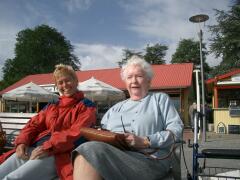 Mumim und Fisch-Woman genießen die Sonne am Nord-Ostsee-Kanal