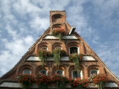 Blumengeschmückter Giebel in Lüneburg